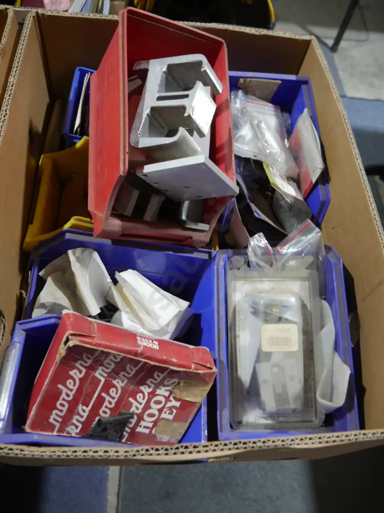 Box of garage sundries Image 1++