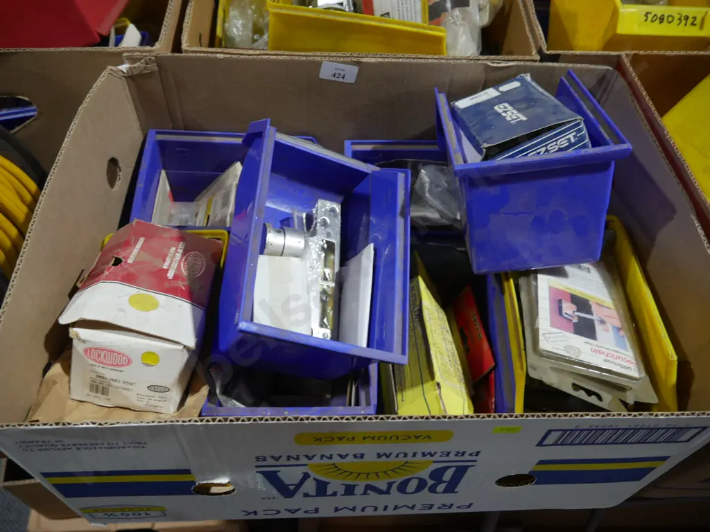 Box of garage sundries Image 1++