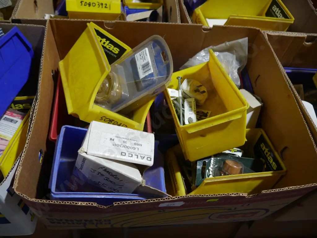 Box of garage sundries Image 1++