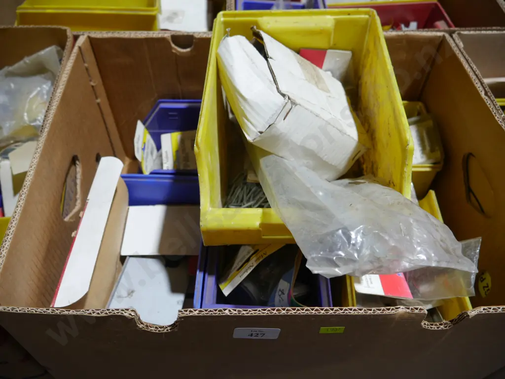 Box of garage sundries Image 1++