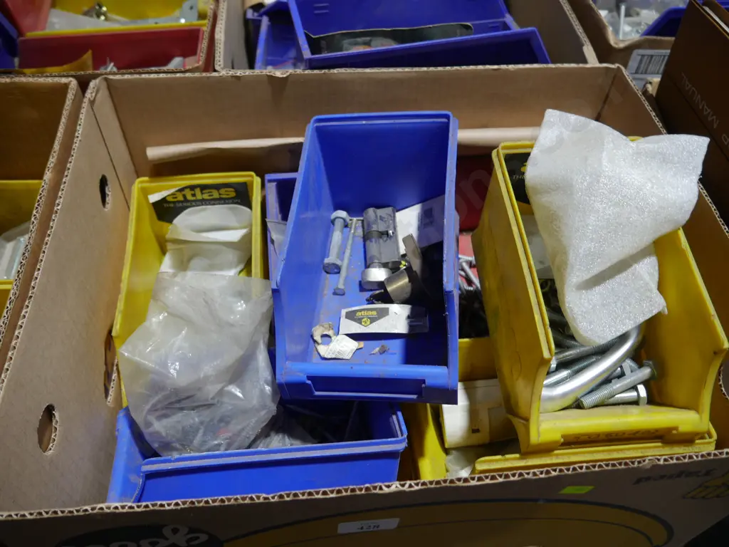Box of garage sundries Image 1++