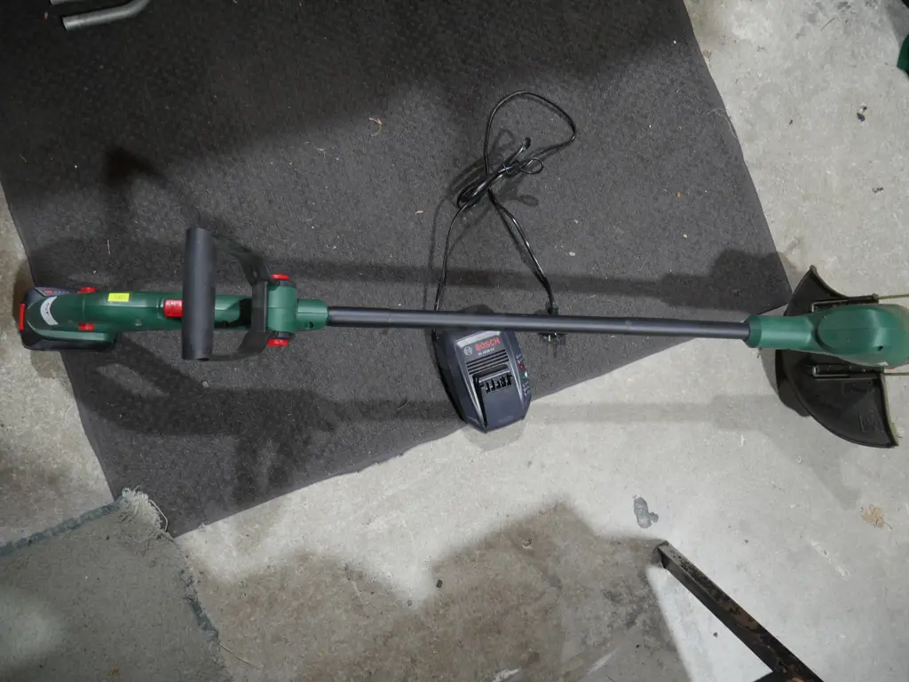 Cordless line trimmer and charger Image 1++