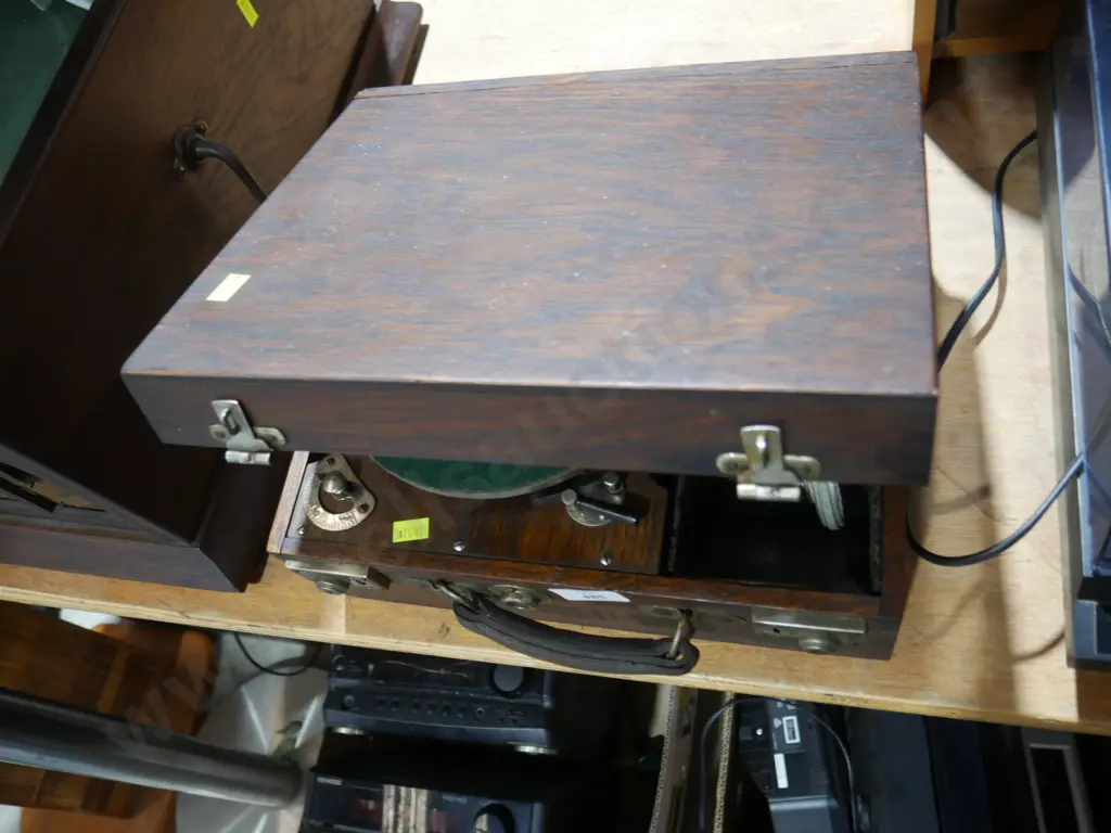 Grippa portable gramophone Image 1++