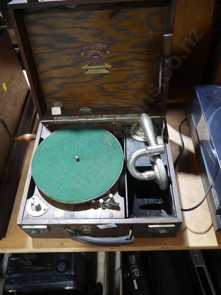 Grippa portable gramophone Image 1++