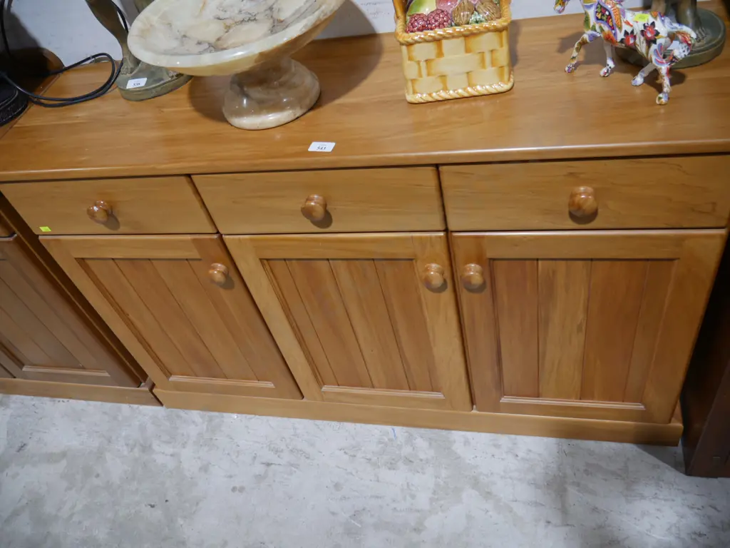 Sideboard Image 1++