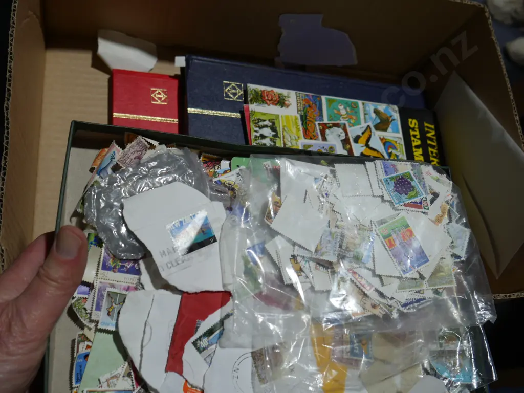 Stamp albums and loose stamps Image 1++