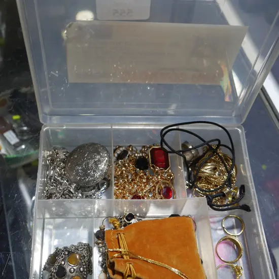 Assorted jewellery