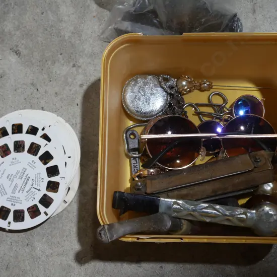 Viewmaster reels, clay pipes etc