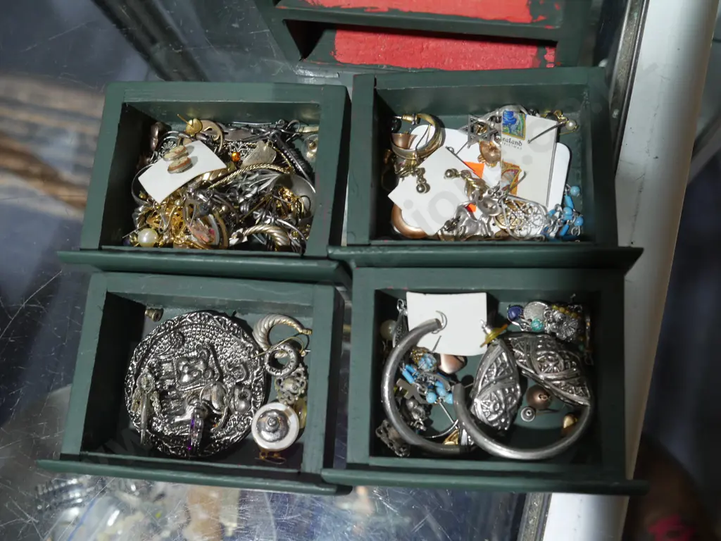 Jewellery box and contents Image 1++