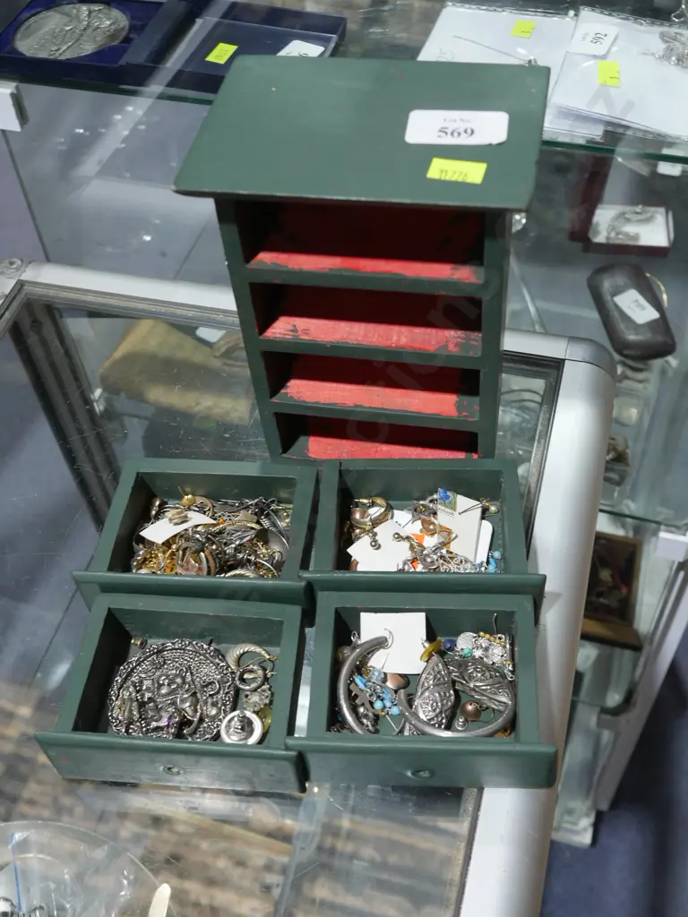 Jewellery box and contents Image 1++