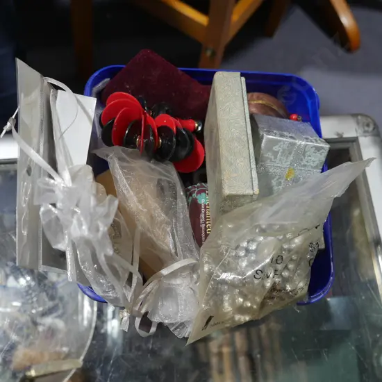 Assorted jewellery