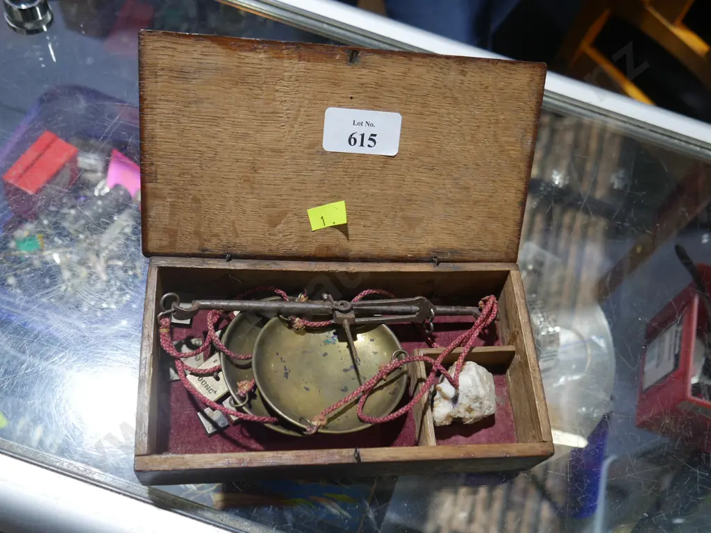 Gold scales and weights Image 1++