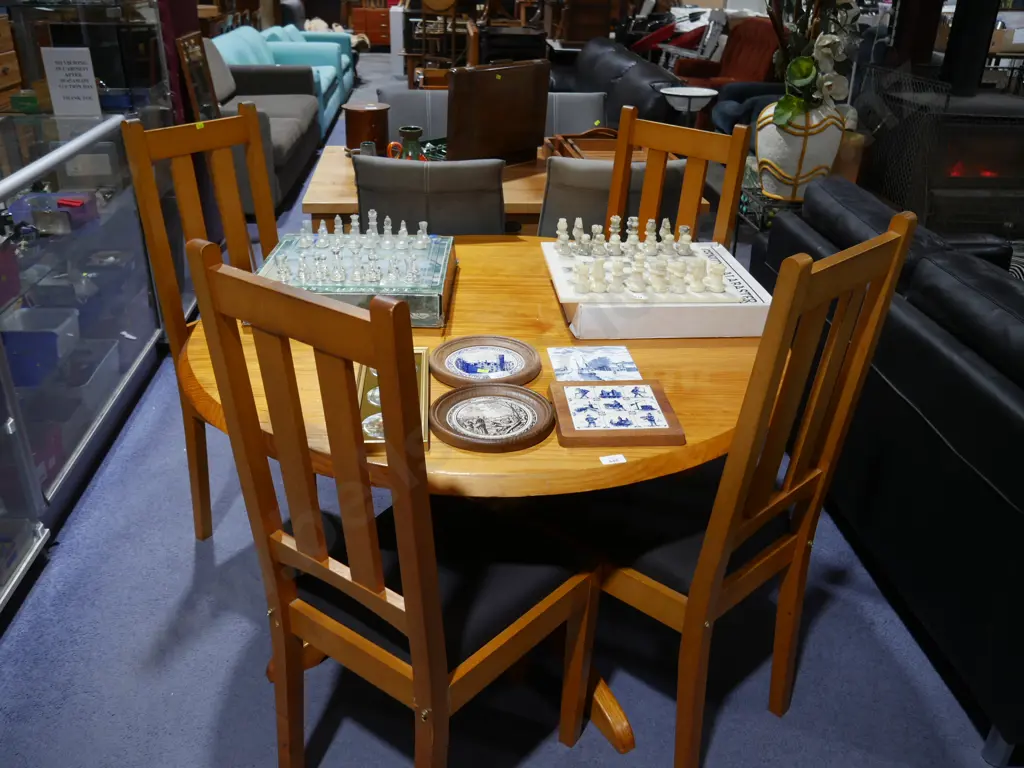 Round dining table and four chairs Image 1++