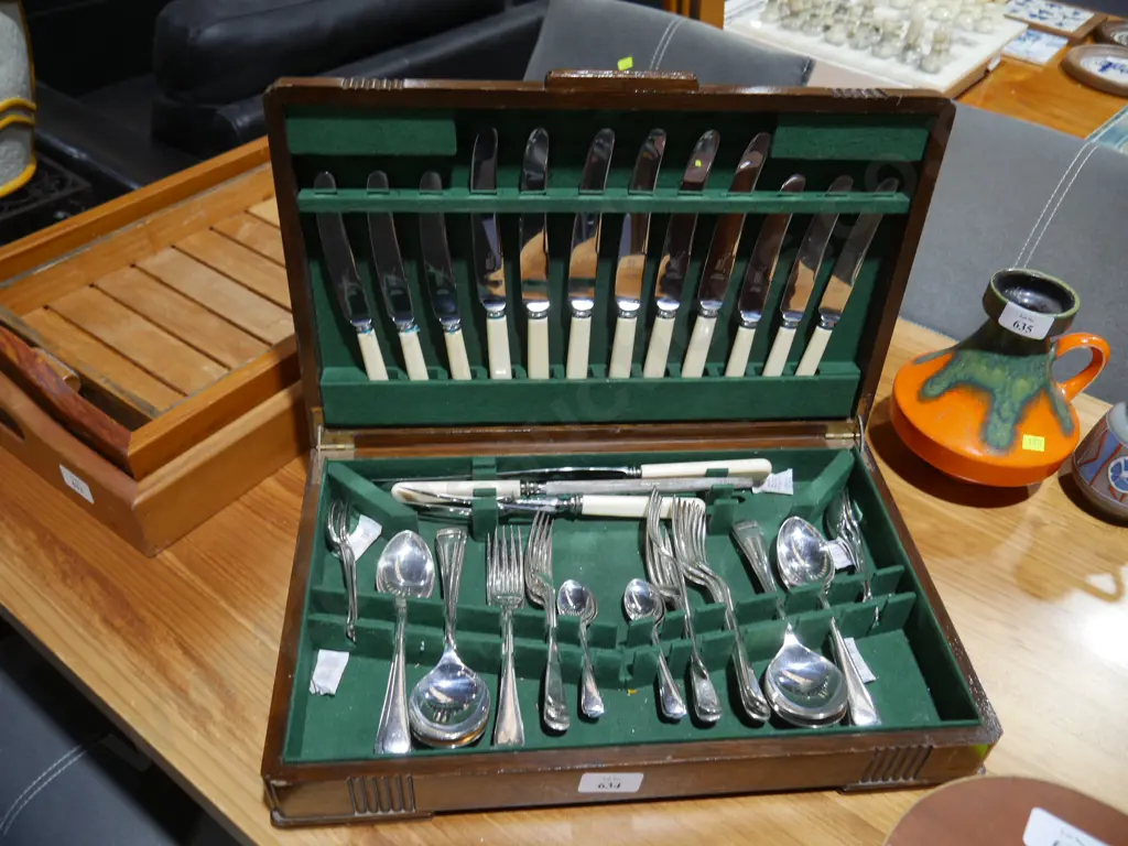 Cased cutlery set Image 1++