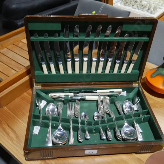 Cased cutlery set