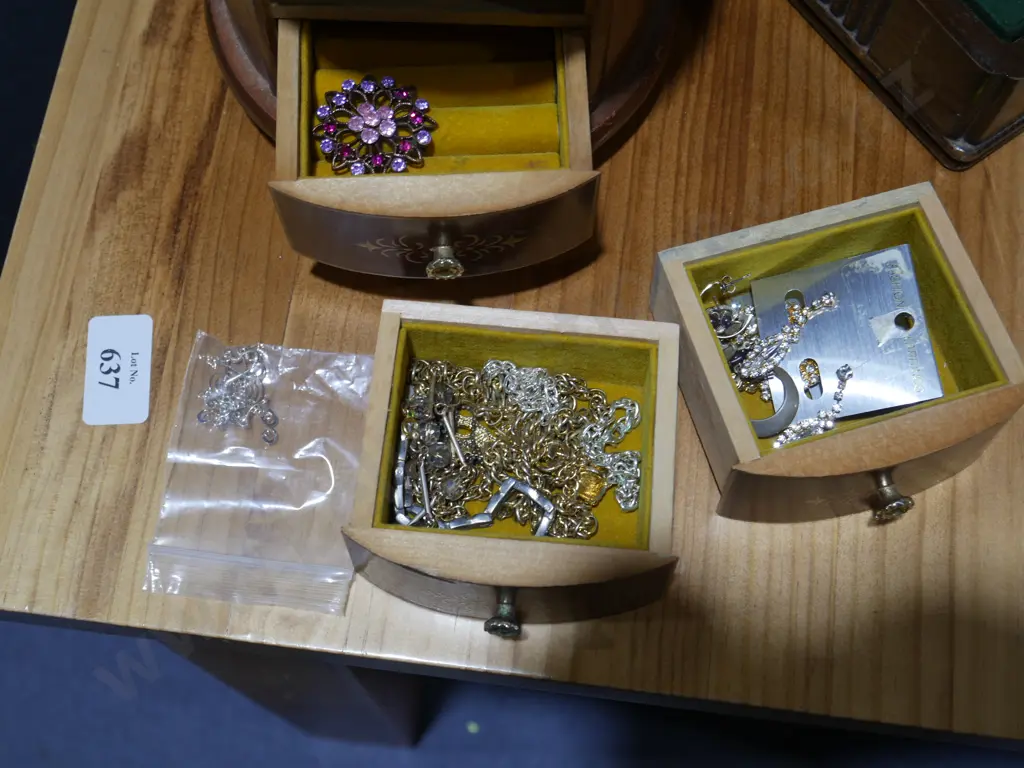 Jewelry box and contents Image 1++