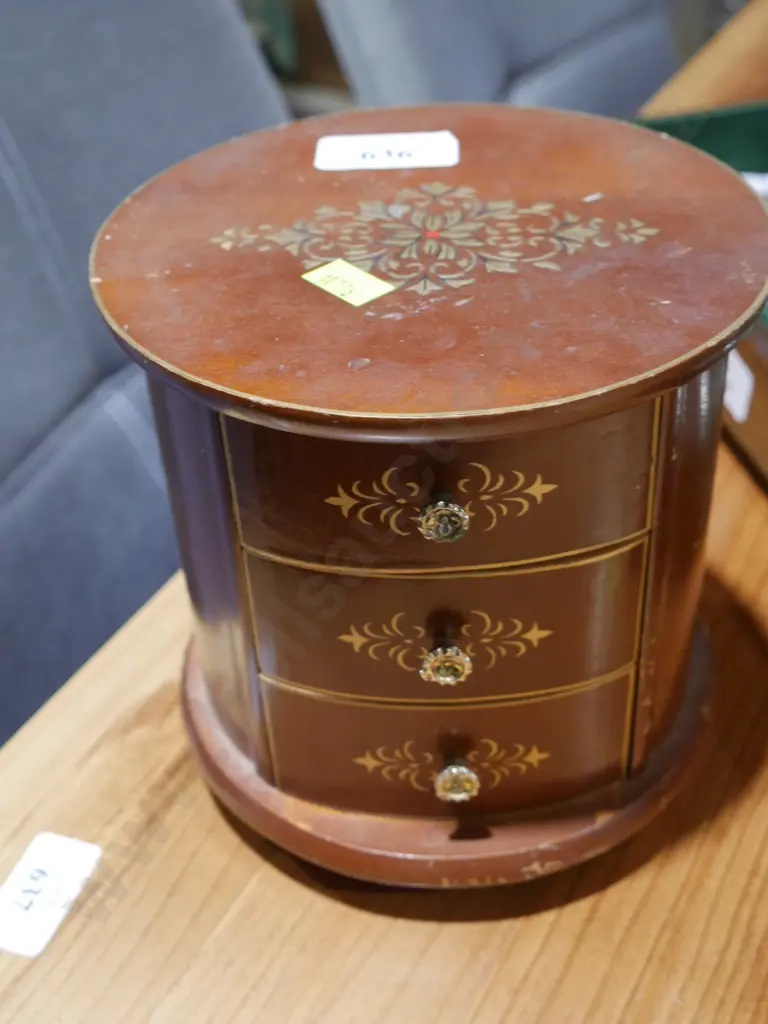 Jewelry box and contents Image 1++