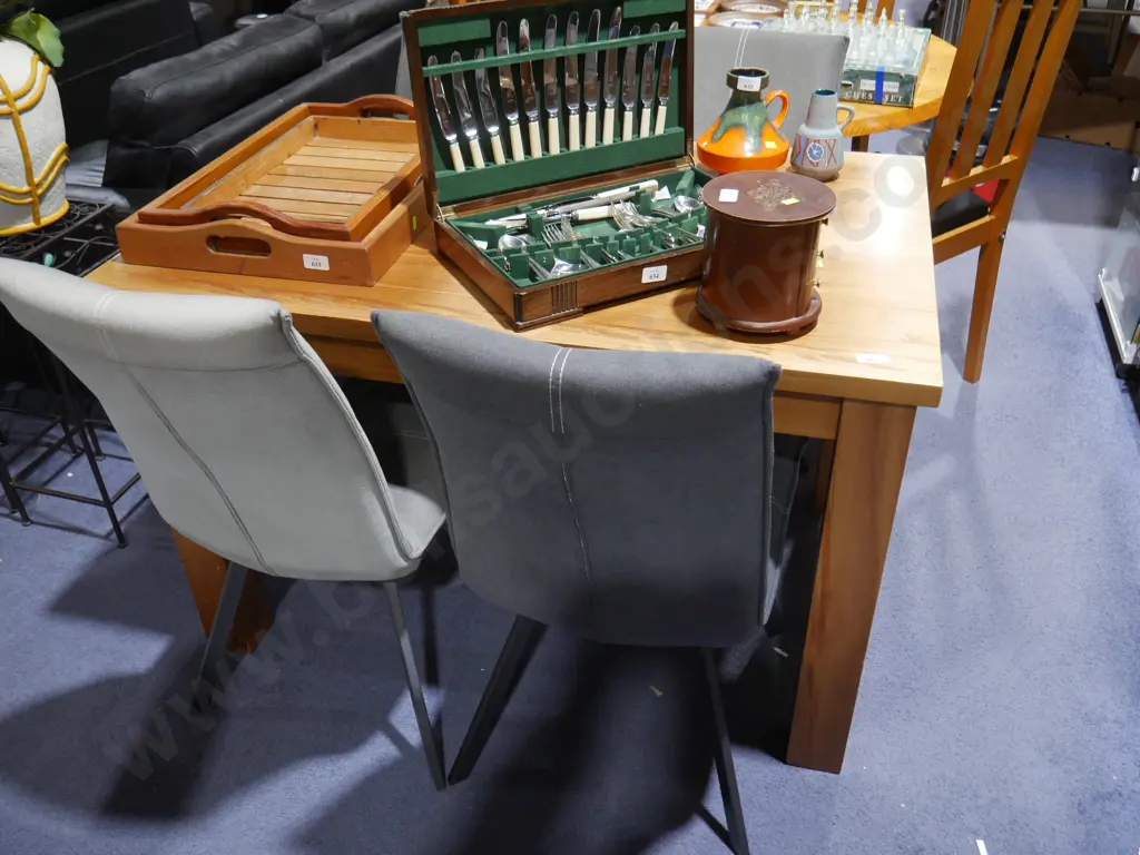 Dining table and four chairs Image 1++