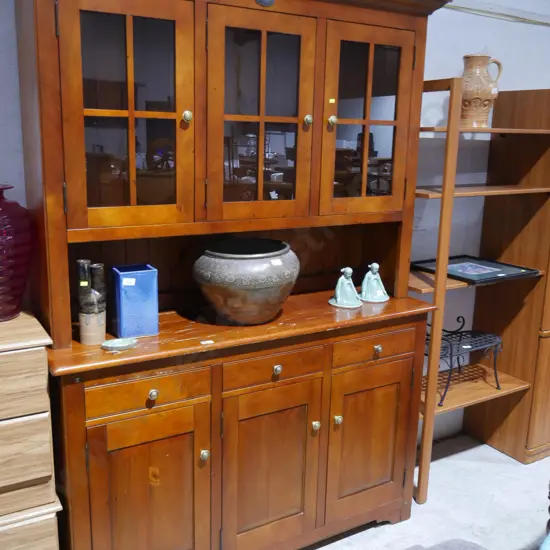 Hutch dresser