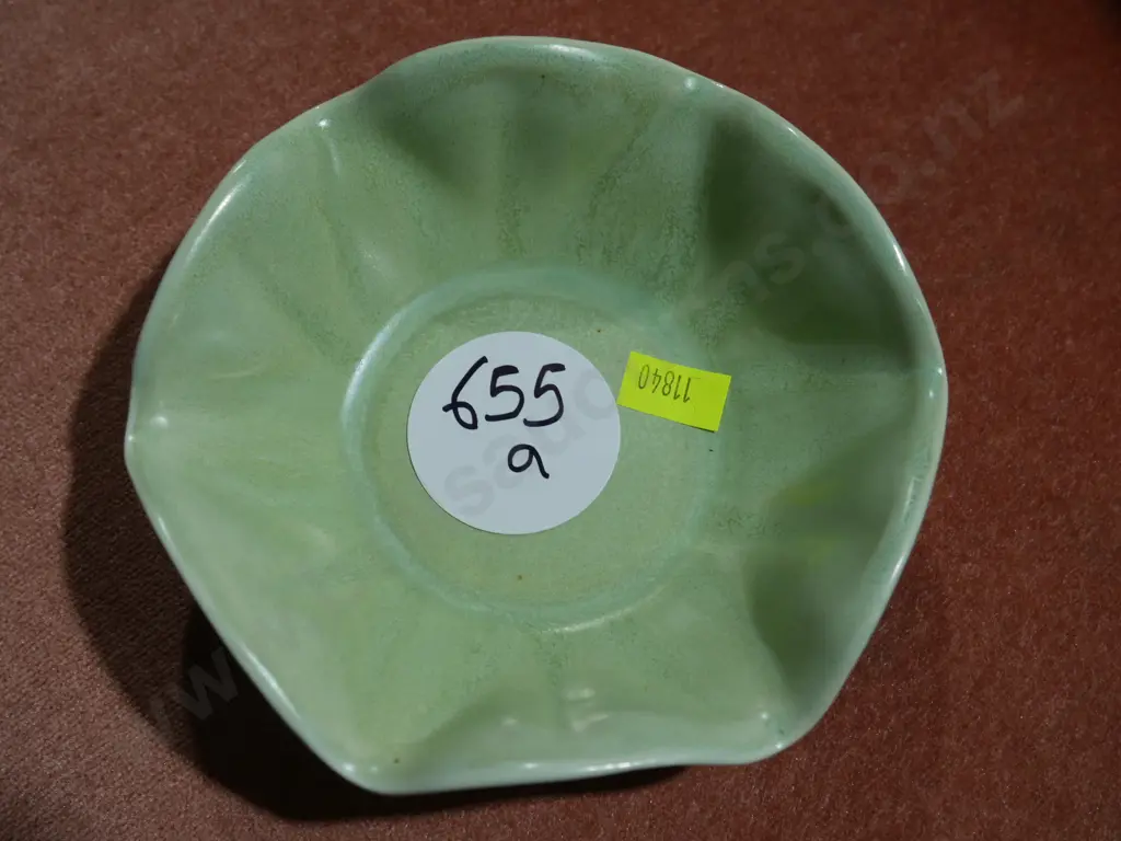 Crown Lynn fluted dish, number 738 Image 1++