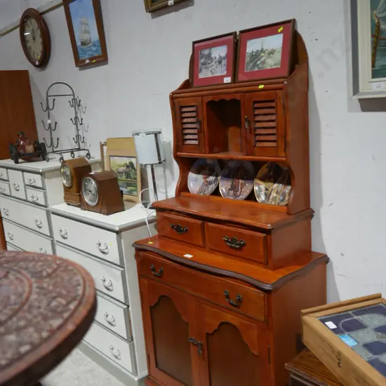 Hutch dresser