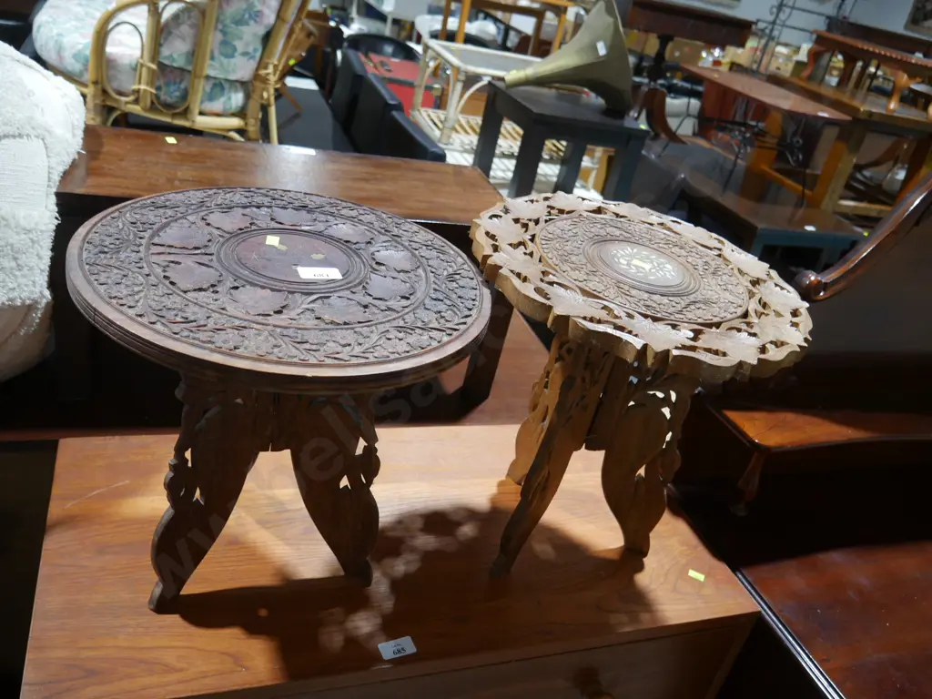 2 carved tables Image 1++