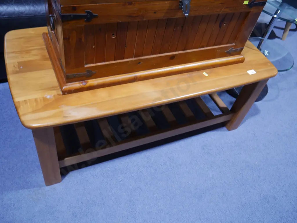 Pine coffee table Image 1++