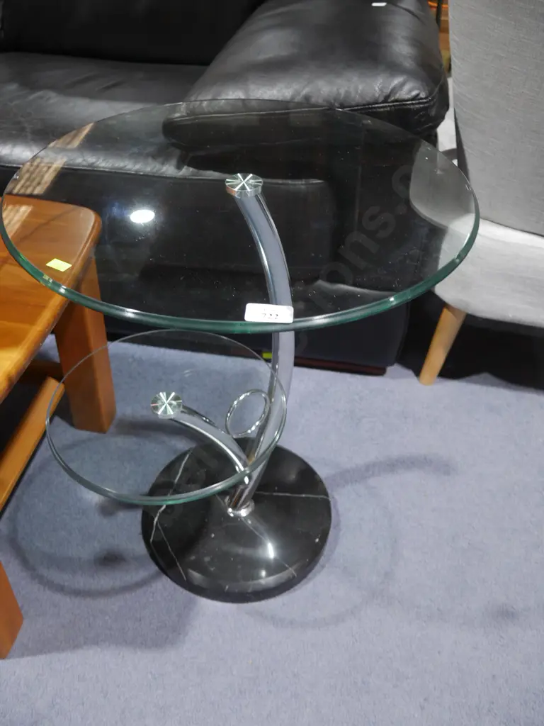 Glass occasional table Image 1++