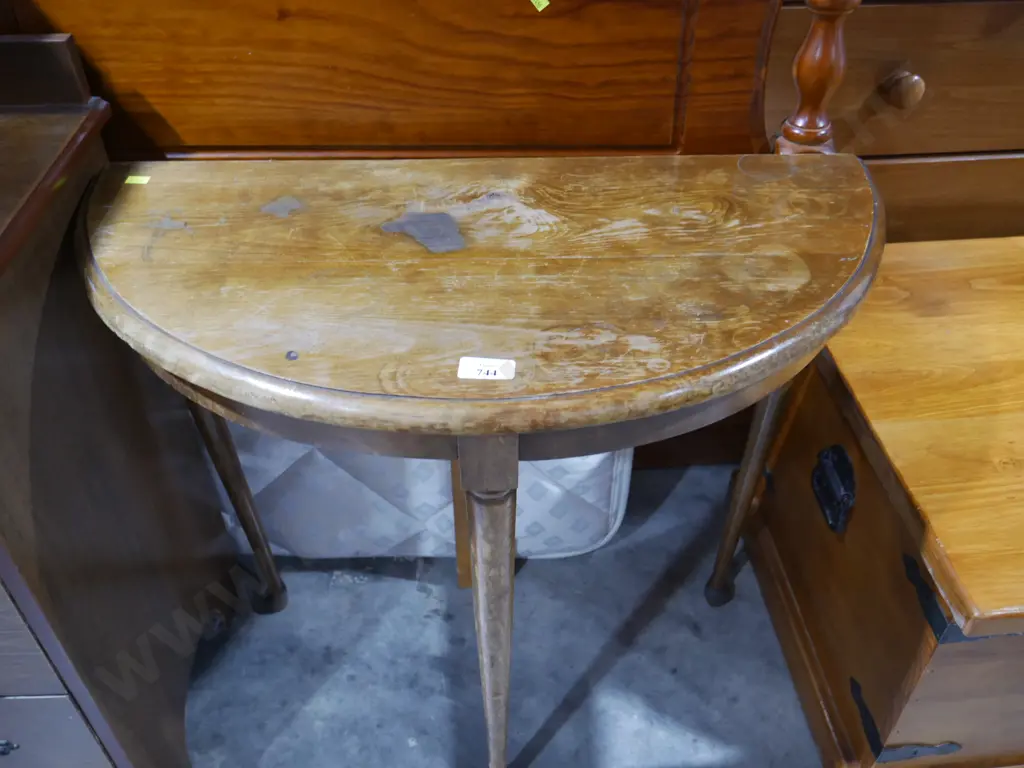 Half round table Image 1++
