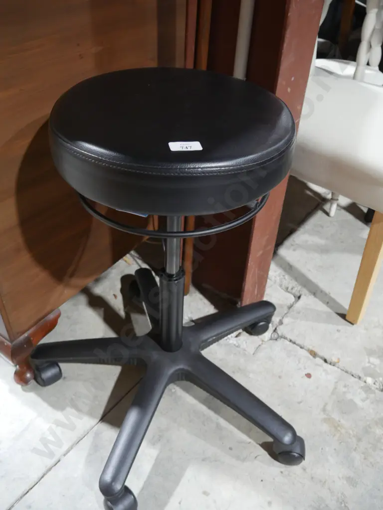 Rolling stool Image 1++