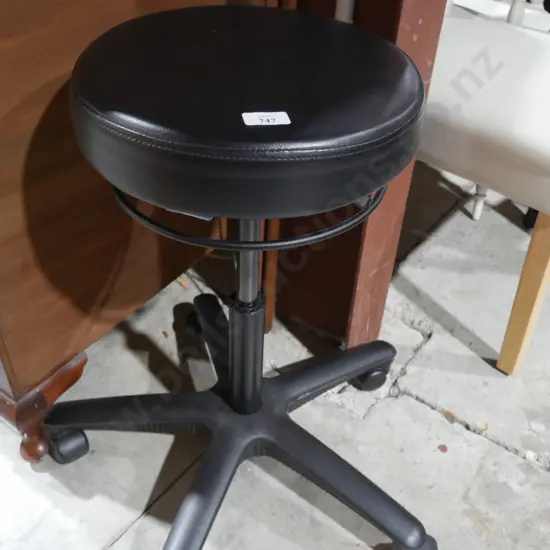 Rolling stool