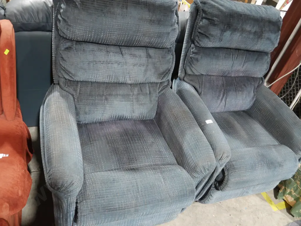 Pair of Lazboy recliners Image 1++