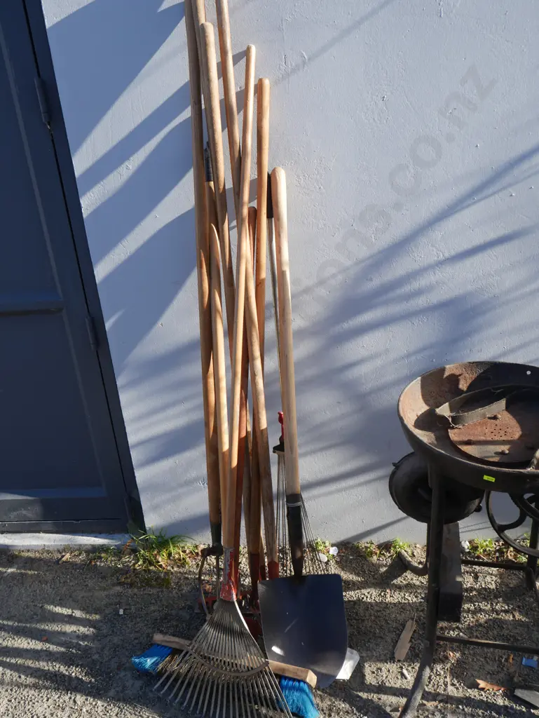 Assorted garden tools Image 1++