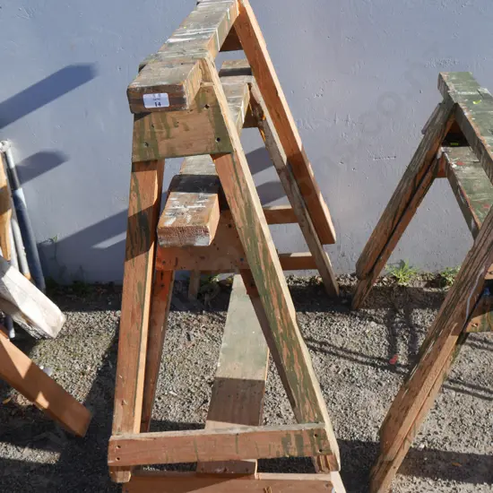 2 saw horses
