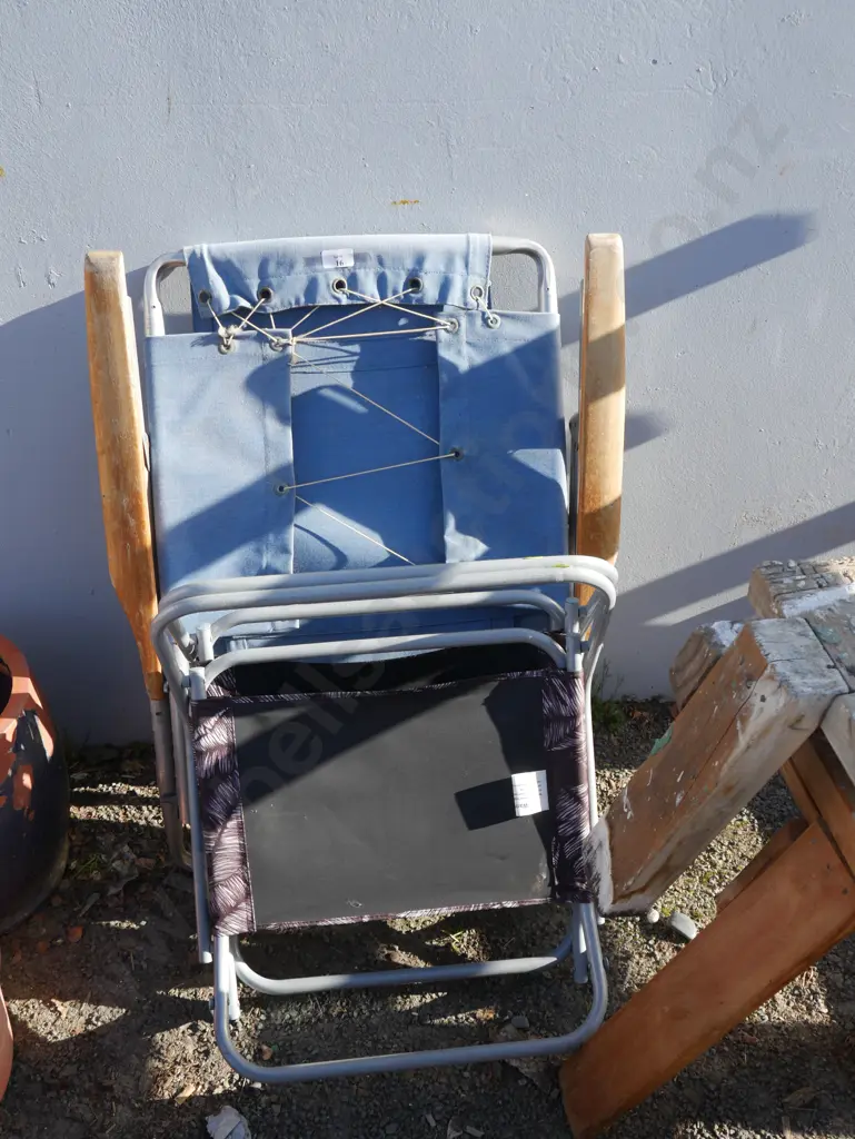 3 fold up chairs Image 1++