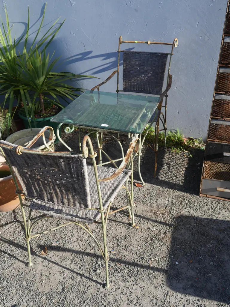 Outdoor table and 2 chairs Image 1++