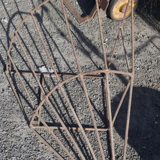 Corner hay feeder