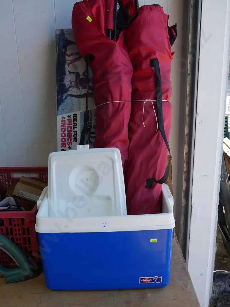 Chilly bin, camp chairs, foldaway picnic table Image 1++