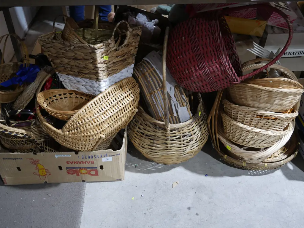 Assorted baskets Image 1++