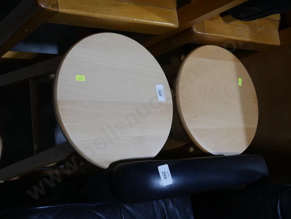 2 bar stools Image 1++