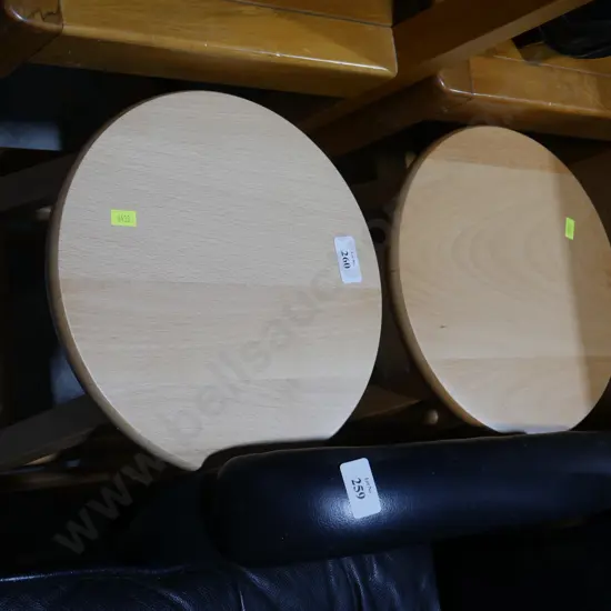 2 bar stools