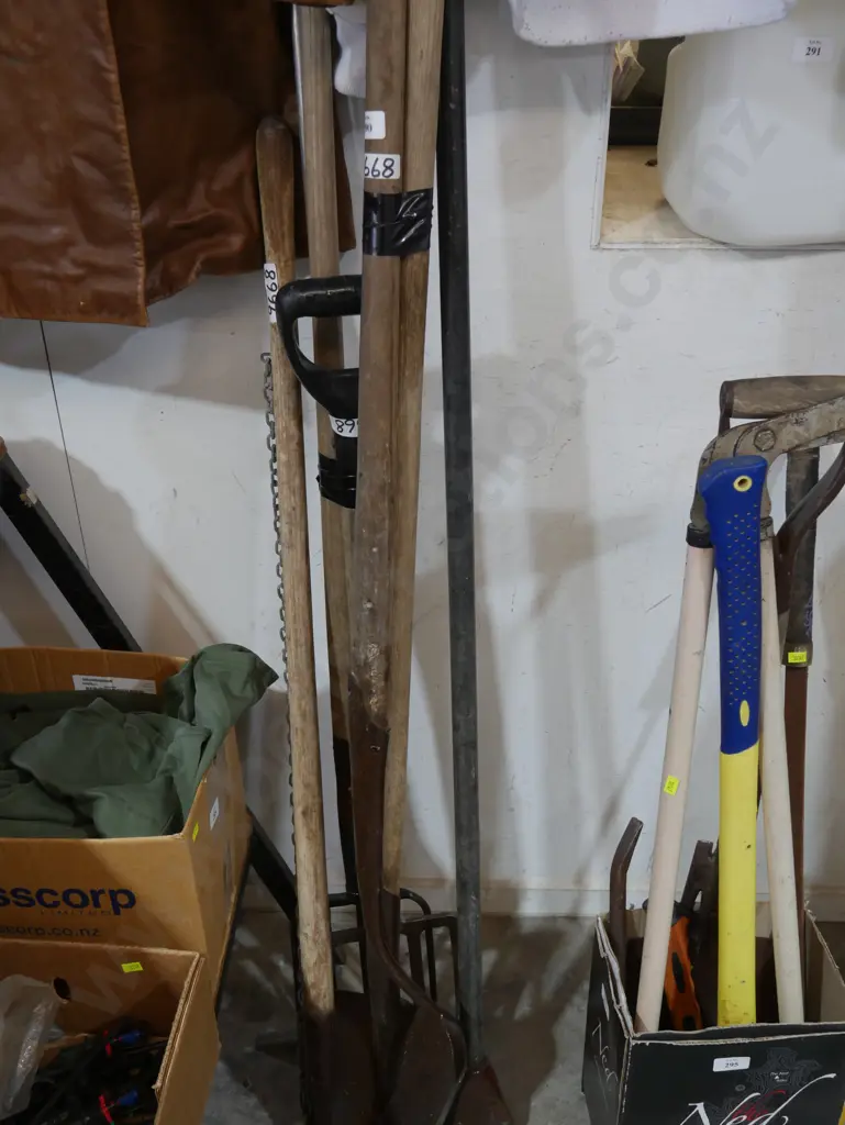 Assorted garden tools Image 1++
