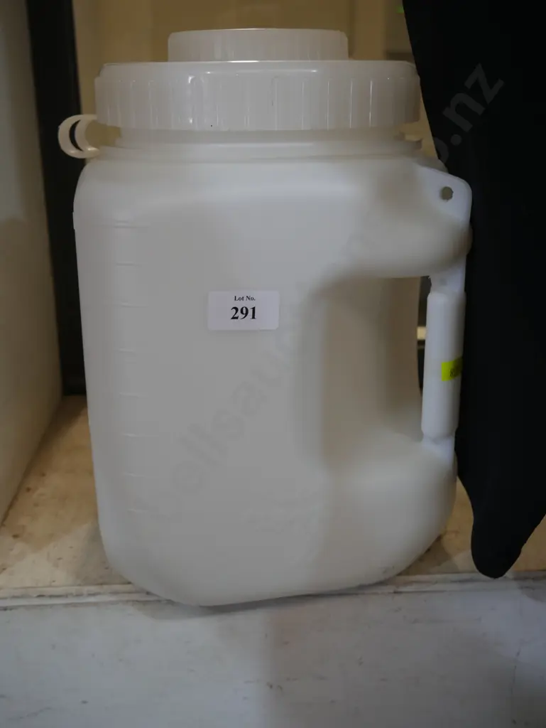 Lidded plastic container Image 1++