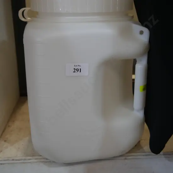 Lidded plastic container