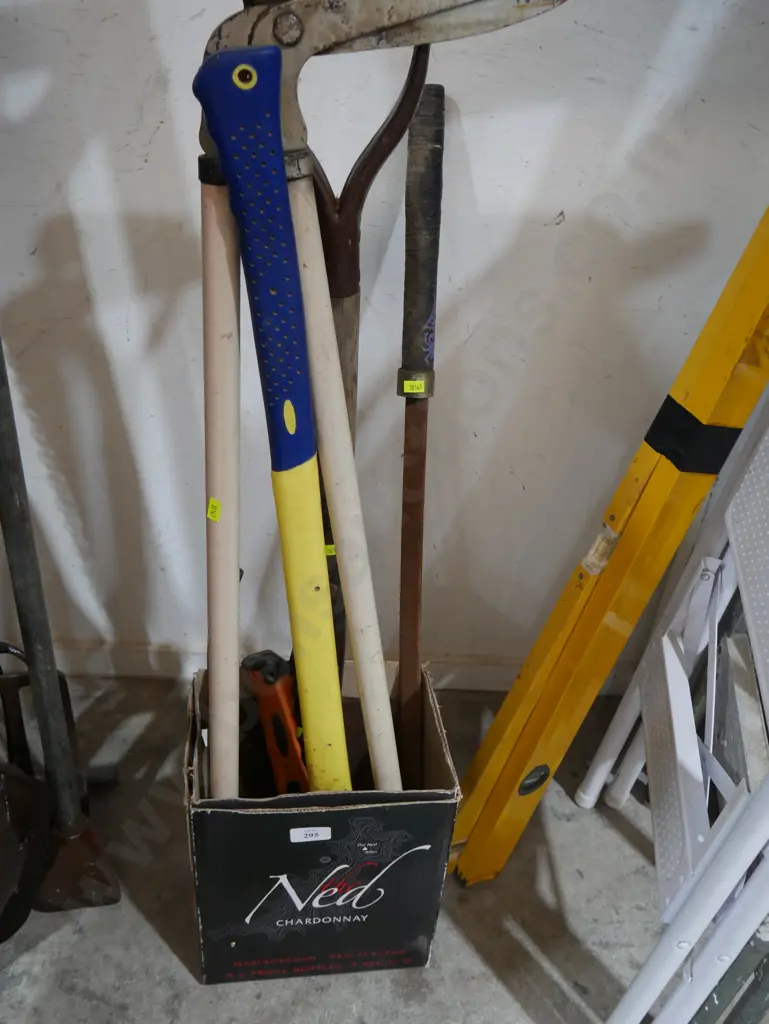 Assorted garden tools Image 1++
