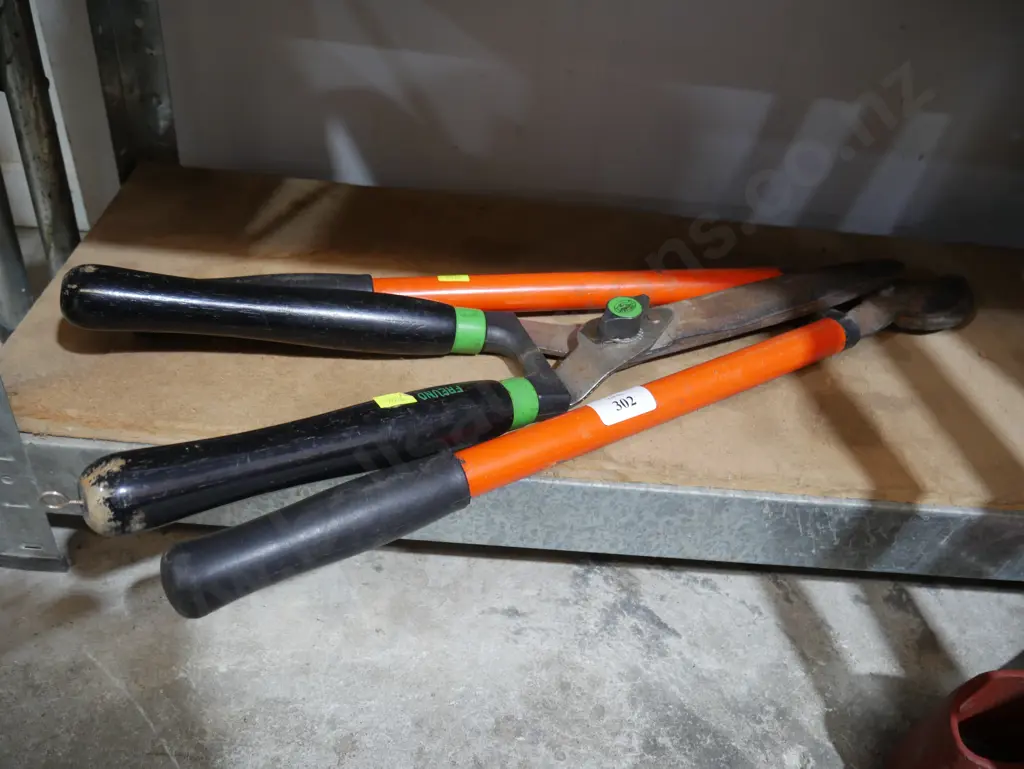 2 pair of loppers Image 1++