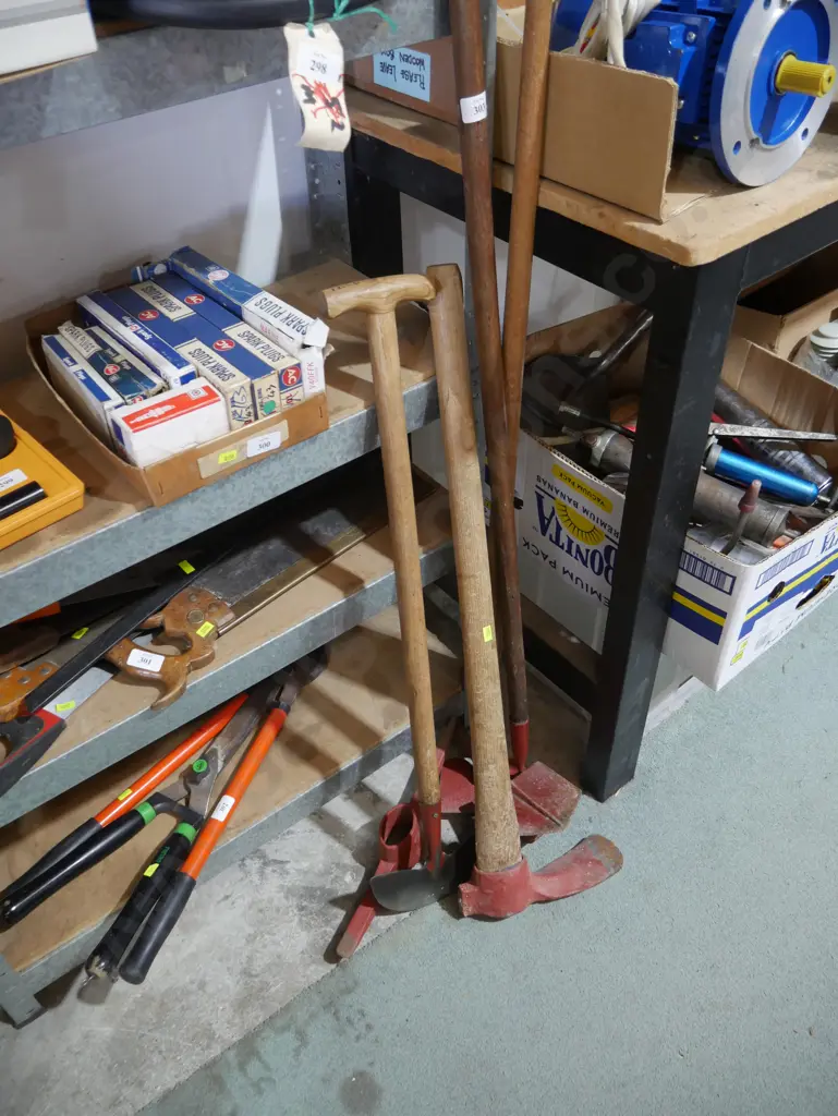 Assorted garden tools Image 1++