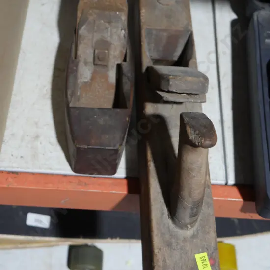 2 wood planes
