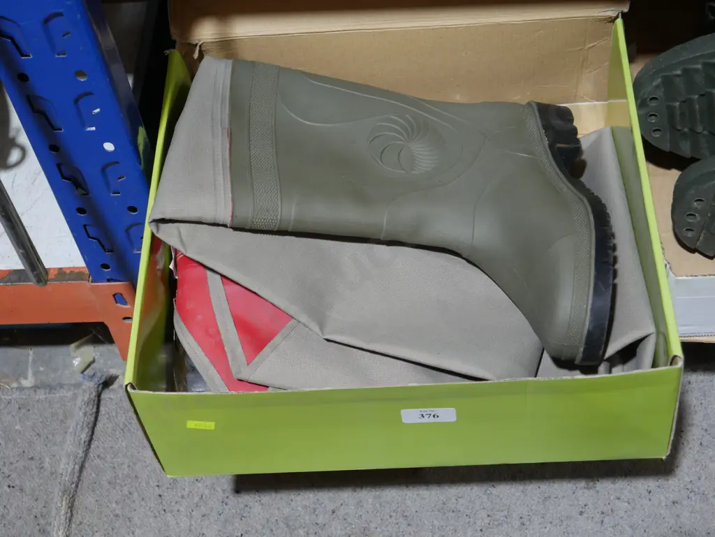 New snowby waders size 9 Image 1++