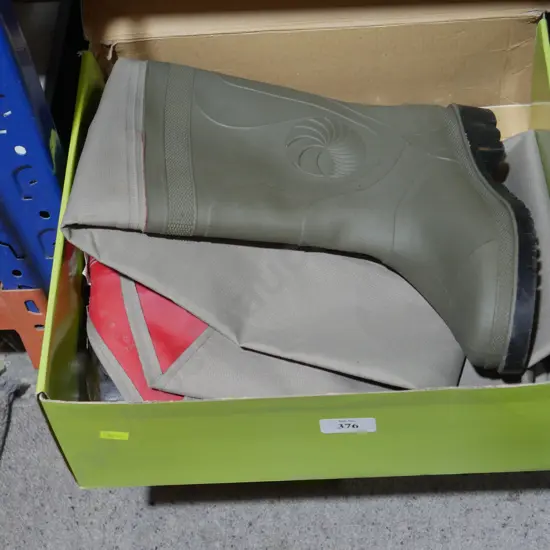 New snowby waders size 9